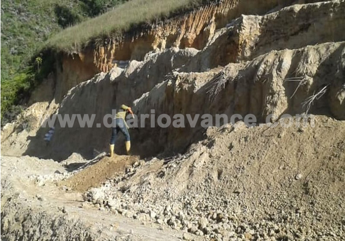 Estabilizan talud en la vía a El Faro