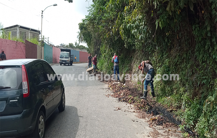 Retiran desechos en la carretera vieja