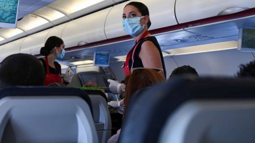 United Airlines despedirá a 600 trabajadores por no vacunarse