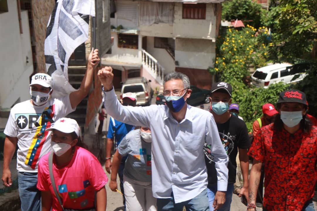 Aponte discute con vecinos su proyecto de gobierno