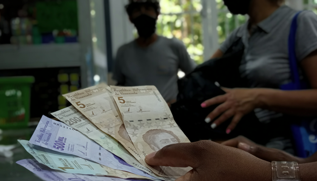 “El banco sigue dando billetes viejos”