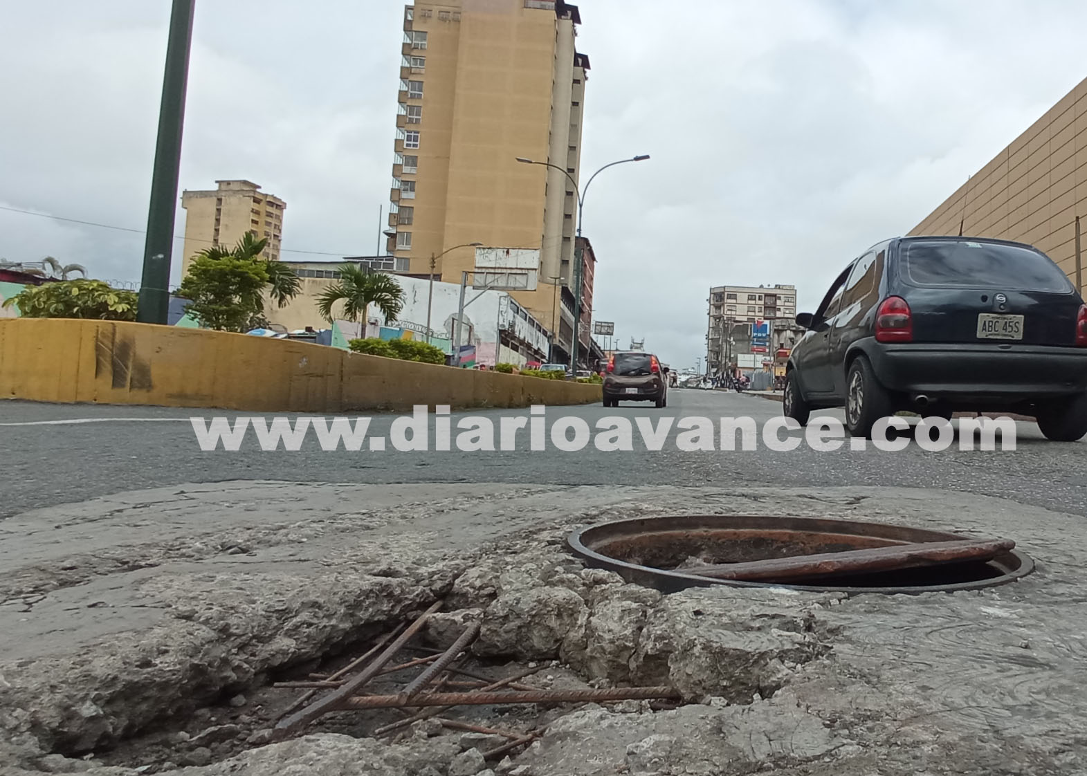 Casi dos meses lleva una alcantarilla destapada