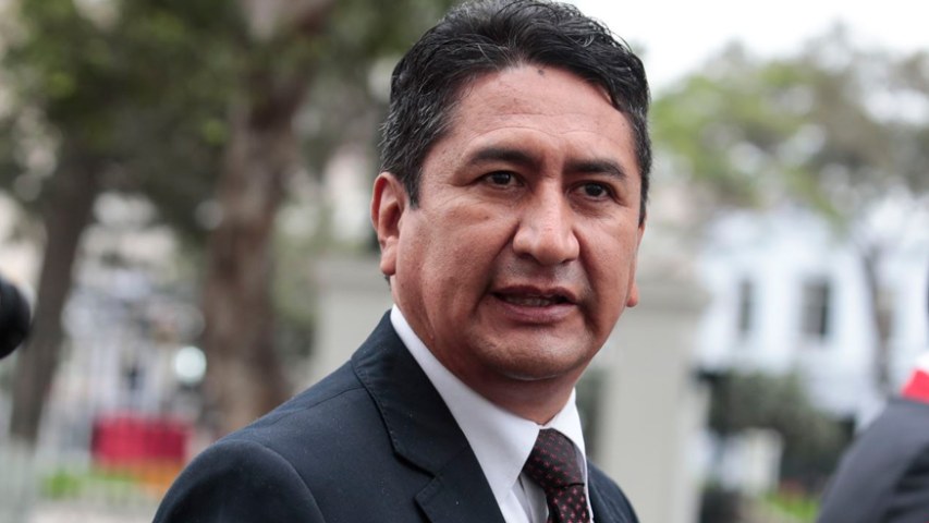 Perú pide a Venezuela impedir salida del país de su embajador