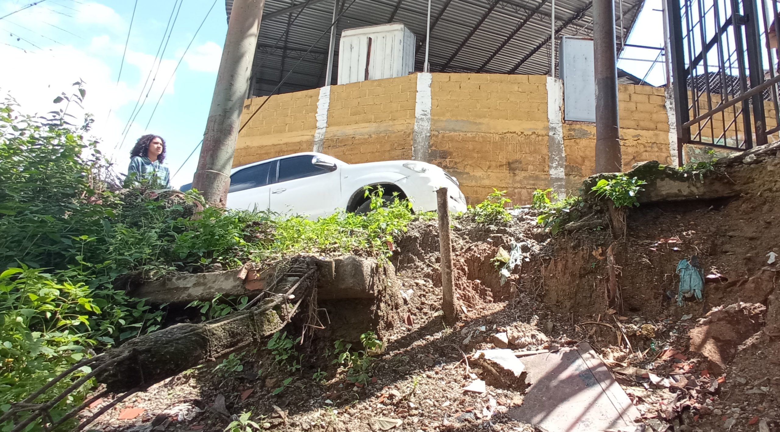 Derrumbe mantiene en vilo a residentes del 23 de Enero