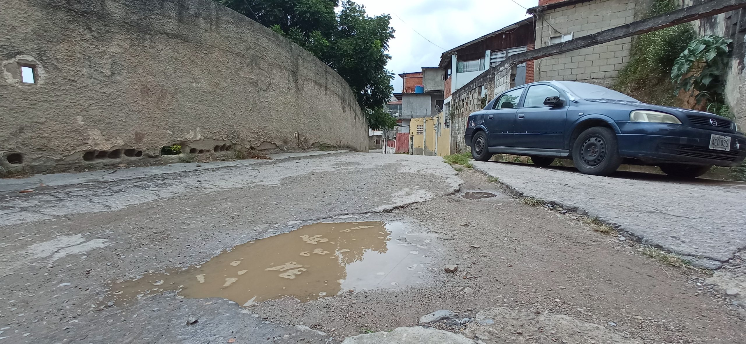 Vía de El Rincón sigue destrozada