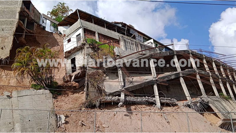 Colapsó muro y se cayeron cuatro viviendas