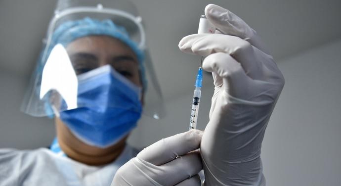 Colombia vacuna contra el virus a migrantes irregulares