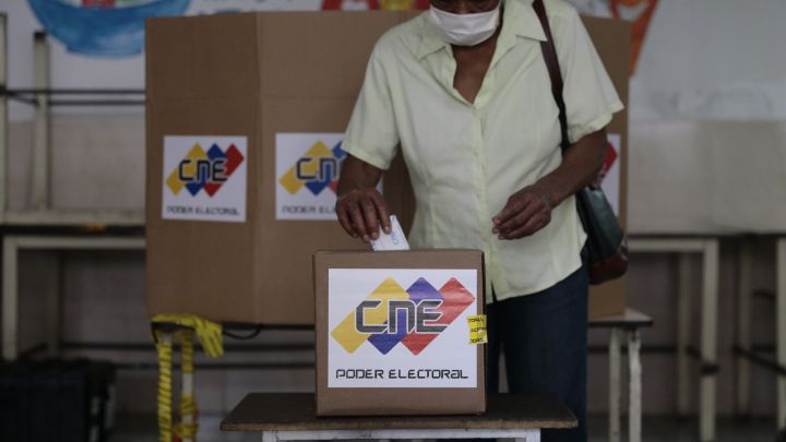 Exdiputados califican de inconstitucional elecciones del 21-N
