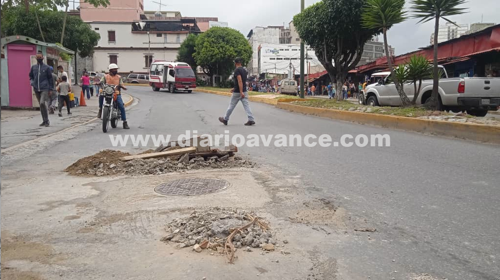 Reparan boca de visita en La Hoyada