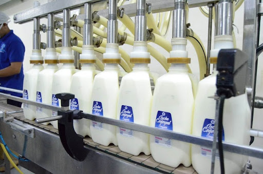 Competencia desleal sigue golpeando la industria láctea