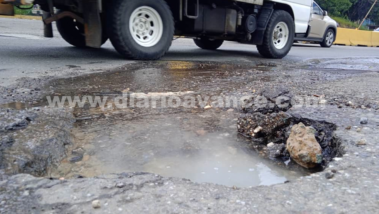 Tubería averiada derrocha agua en la bajada El Tambor