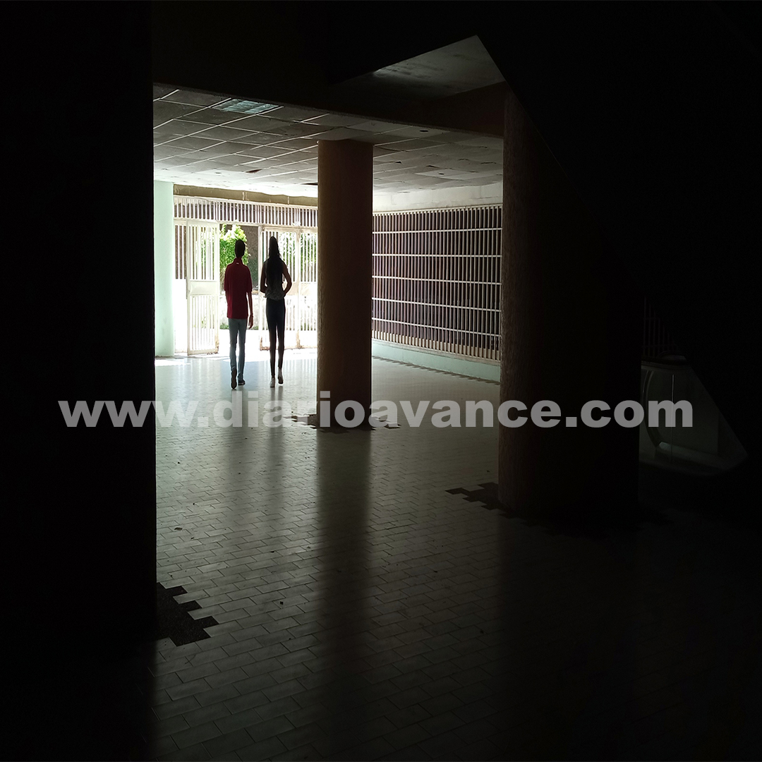 Falla eléctrica mantiene a oscuras pasillos de residencias Yati