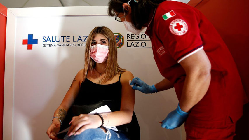 Italia vacunará a mayores de 40 años con la tercera dosis