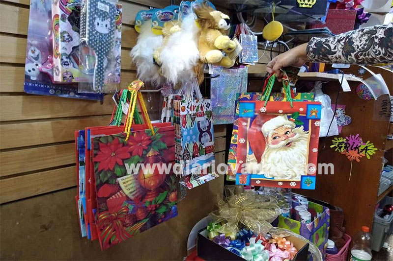 Comercios ofrecen servicio de empaquetar regalos de navidad
