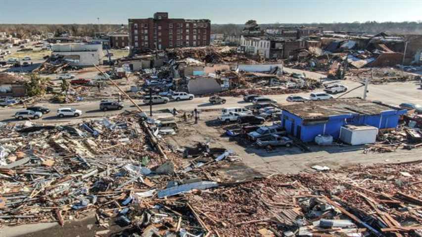 Reportan al menos 64 muertos por los tornados en Kentucky