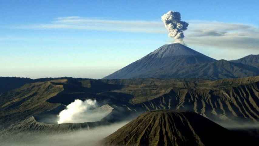 Erupción del volcán indonesio Semeru cubre de ceniza varias poblaciones