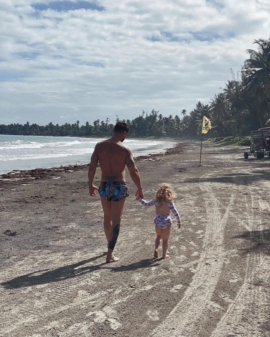 Ricky Martin compartió en sus redes sociales unas tiernas fotos de él y su hija Lucía en la playa