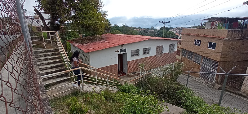 Entre filtraciones trabajan en ambulatorio de El Vigía