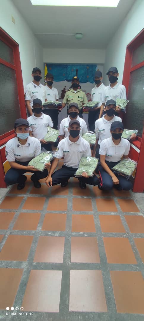 Dotan de uniformes a funcionarios de Poliguaicaipuro