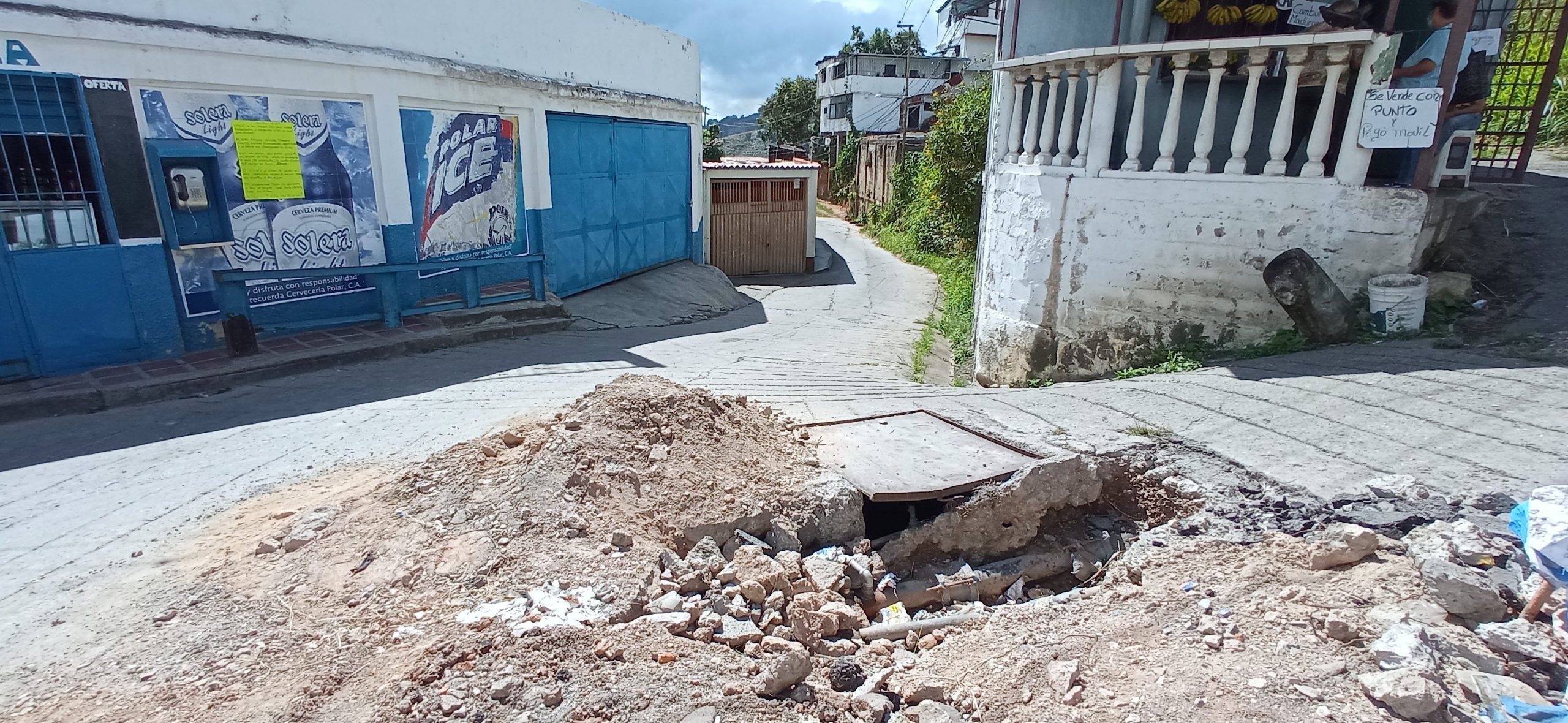 Vecinos reparan bote de agua en la Gran Parada