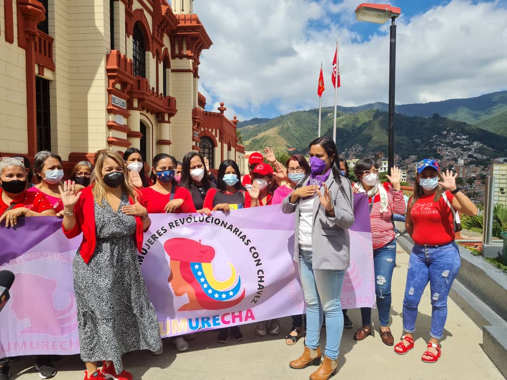 Juramentadas Fuerza de Mujeres Revolucionarias con Chávez