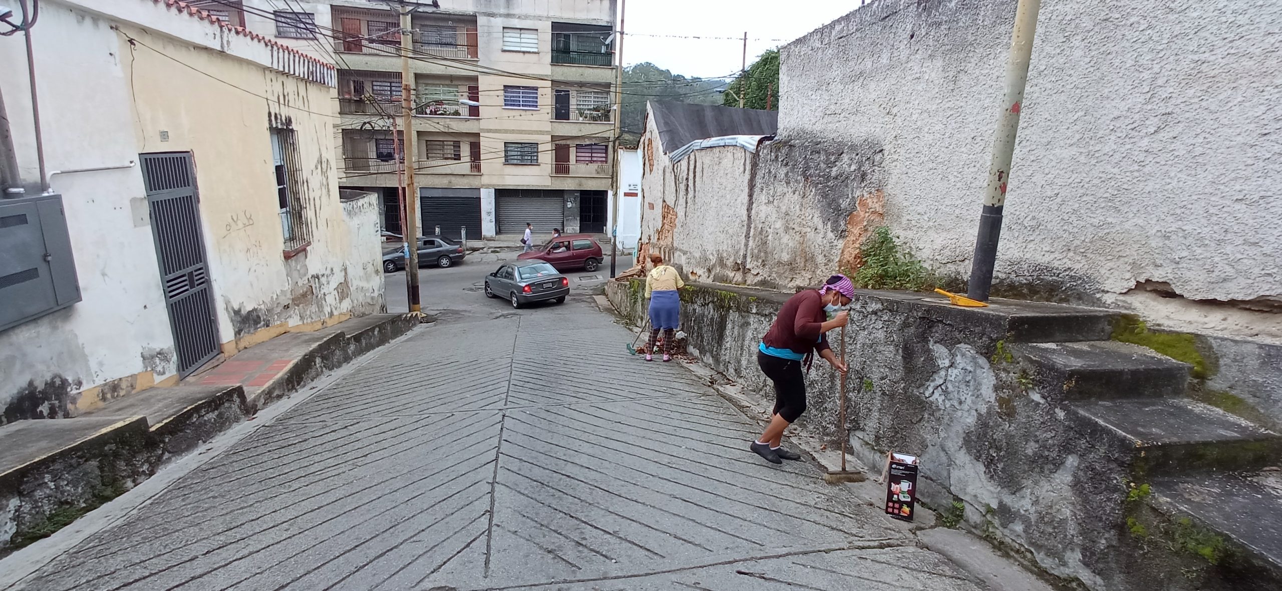 Habitantes limpian la Calle Aramendi por falta de aseo público