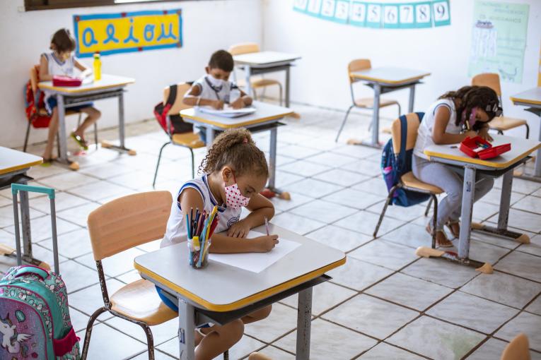 Brasil prohíbe que las escuelas exijan vacunar a los niños