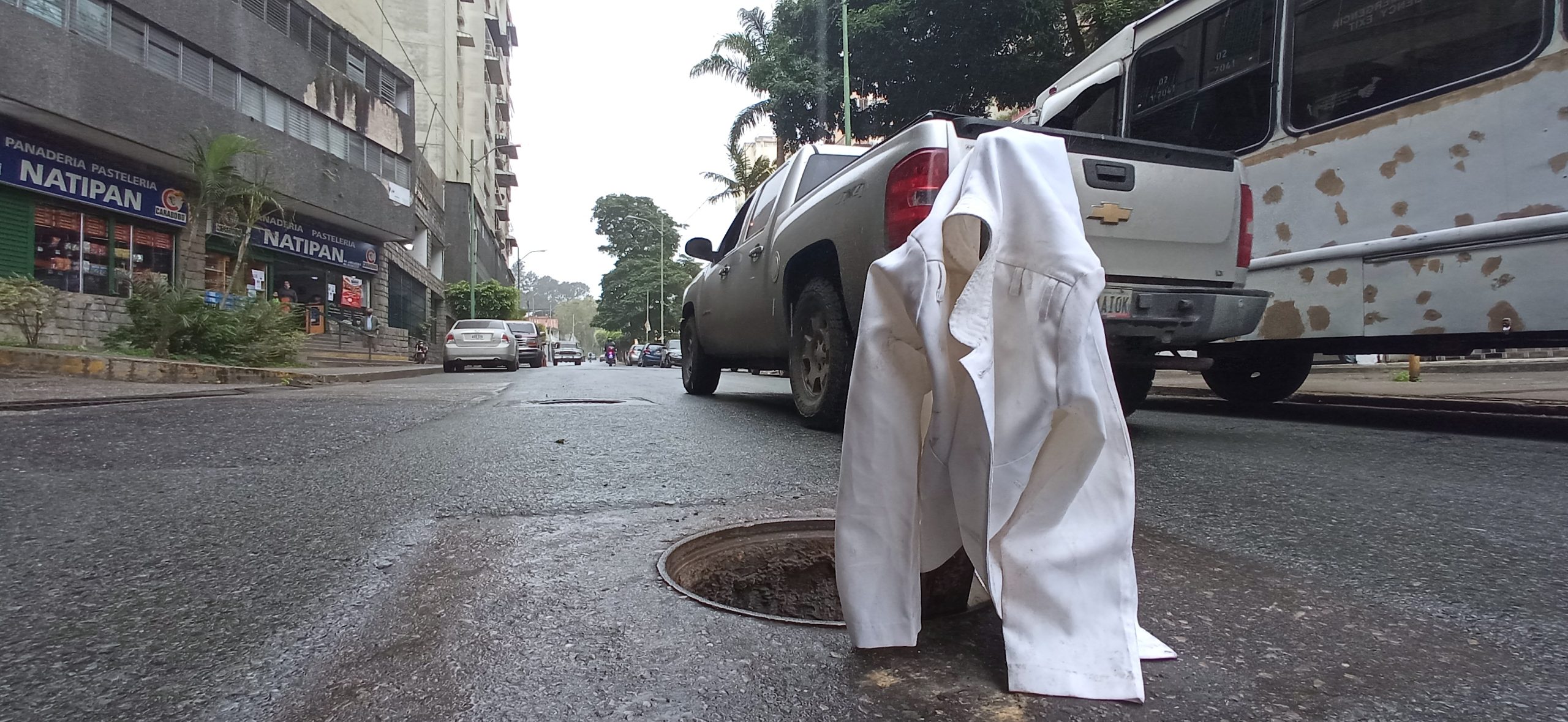 Boca de visita permanece sin tapa en la Bolívar