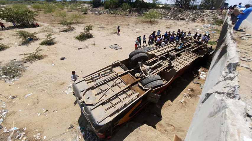 Un muerto y 20 heridos al caer un autobús desde un puente en Perú