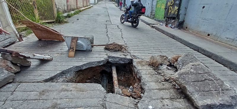 Mega hueco amenaza en la calle Luis Correa