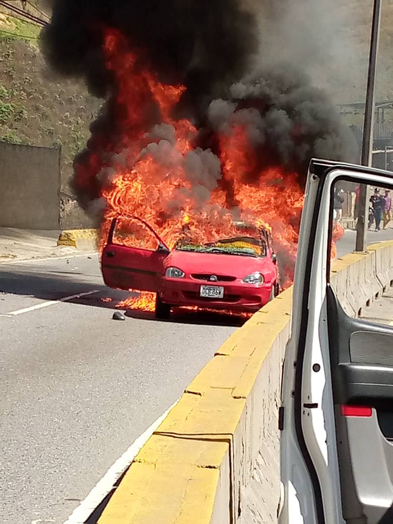 Dos sujetos sufrieron graves quemaduras por incendio de vehículo