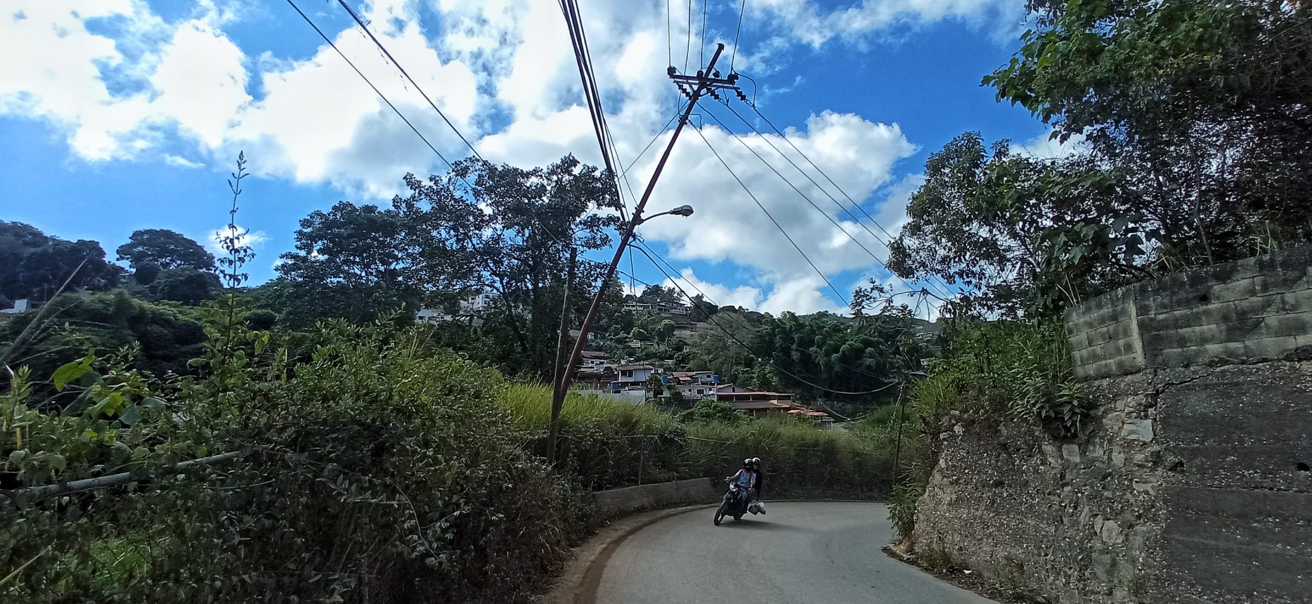 A punto de caer poste en El Alambique