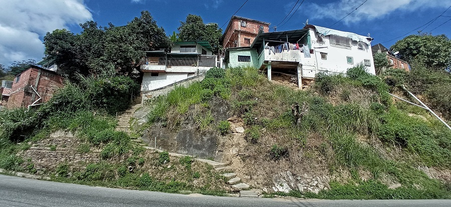 “Las escaleras y toda nuestra caminería se vienen abajo”