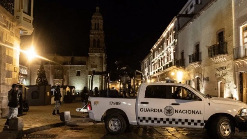 Abandonan camioneta con 10 cuerpos en la plaza de Zacatecas