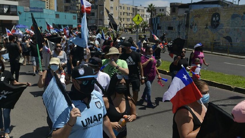 Centenares se manifiestan contra migración y delincuencia en Chile