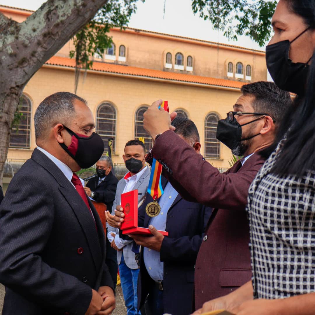 Homenajeados 152 docentes en Guaicaipuro