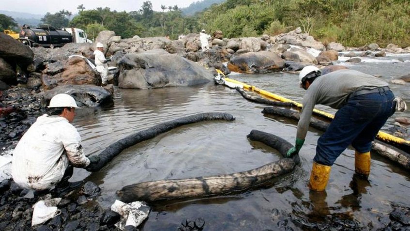 Ecuador dispone acciones urgentes ante derrame de crudo
