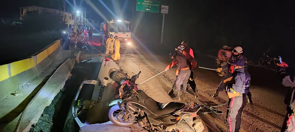 Camioneta de Hidrocapital cae por falla de borde en Río Arriba