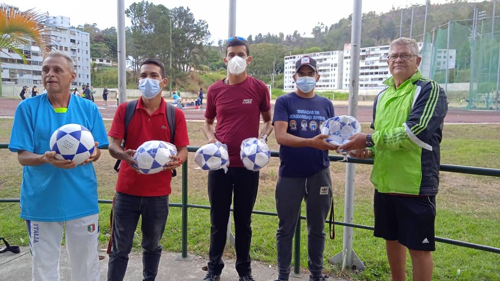 Entregan balones a equipos de El Paso