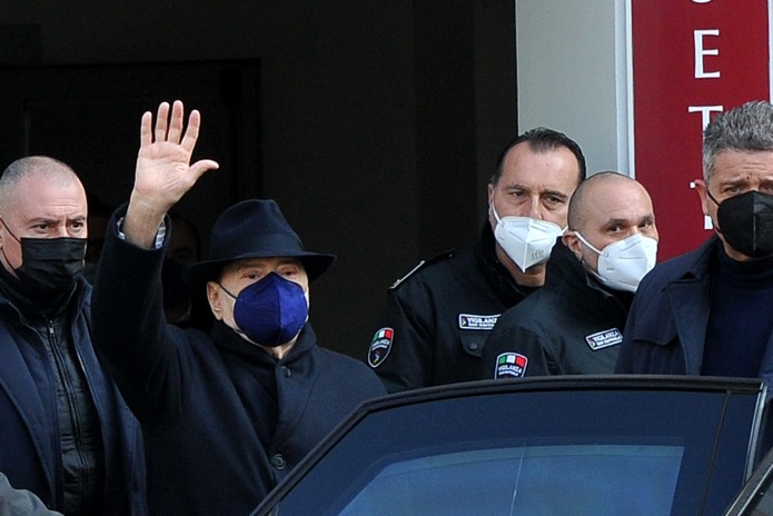 Berlusconi sale del hospital tras una semana ingresado por una infección