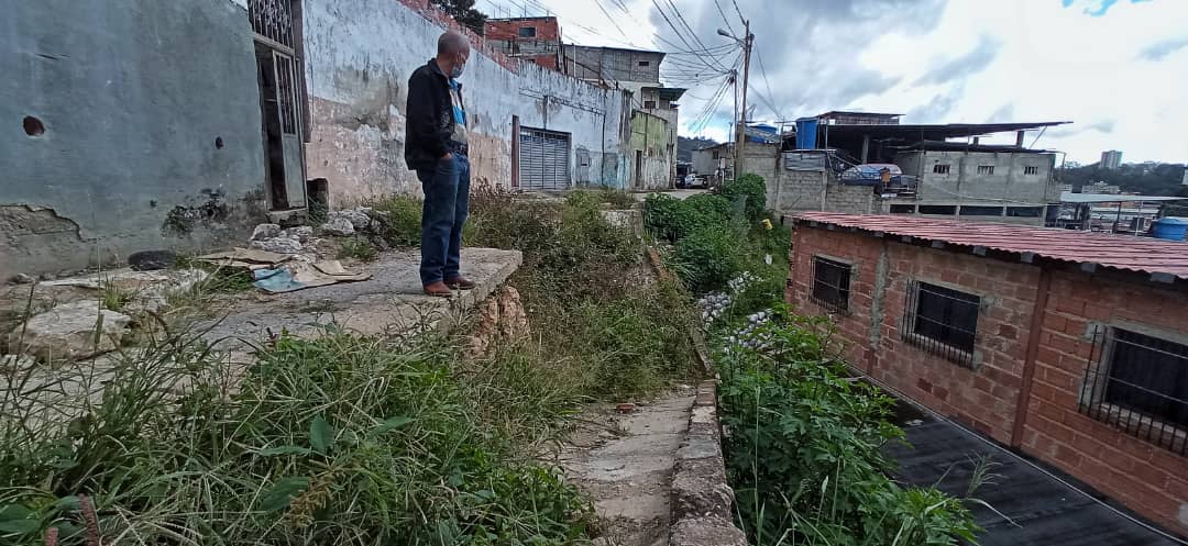 Dos viviendas en riesgo en Cabeza de León