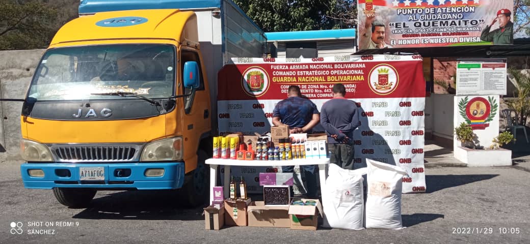 Dos detenidos por transportar alimentos y químicos sin permisos