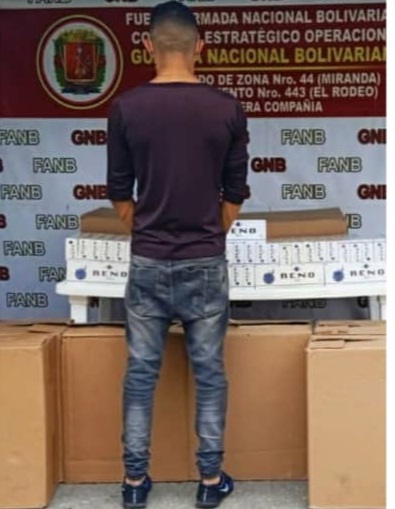 Detenido hombre con 13 bultos de cigarrillos