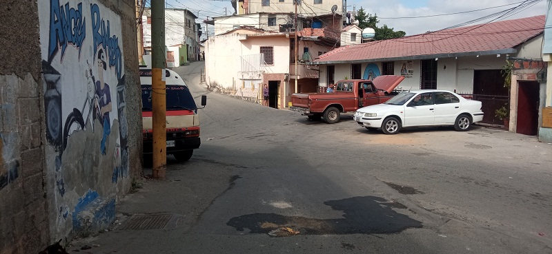 Botes de agua persistentes y acumulación de desechos dificultan el tránsito en La Capilla