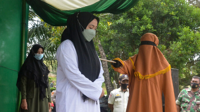 Mujer es castigada con latigazos por adulterio en Indonesia