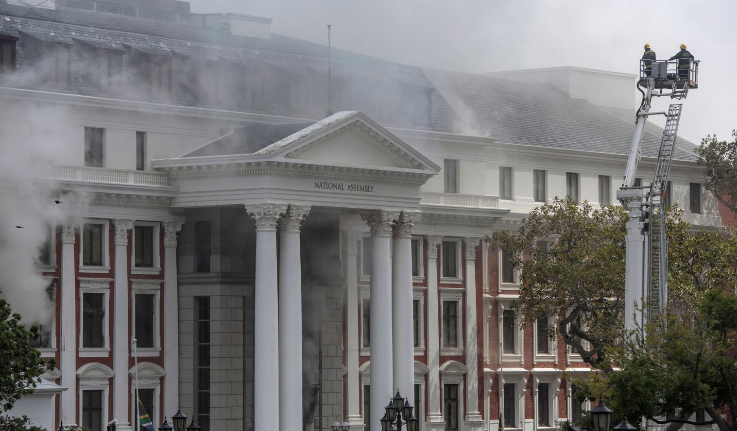 Parlamento de Sudáfrica se incendio este domingo