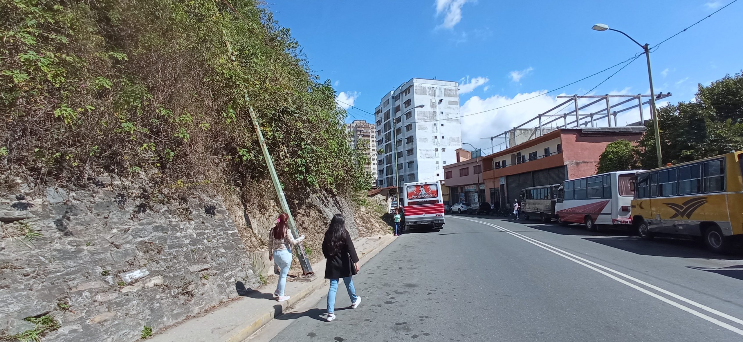 Poste de luz lleva un mes caído en Avenida Bertorelli Cisneros