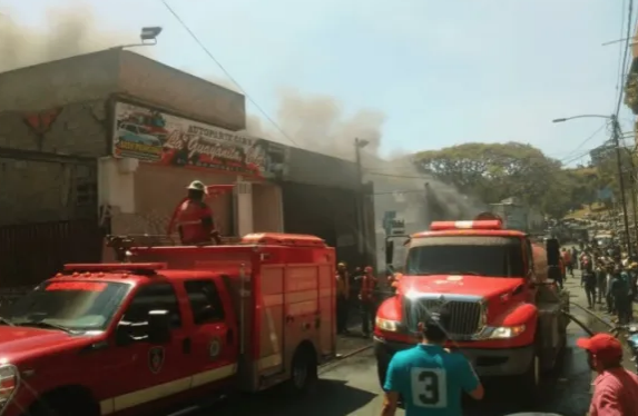 Un herido y 15 carros calcinados dejó incendio 