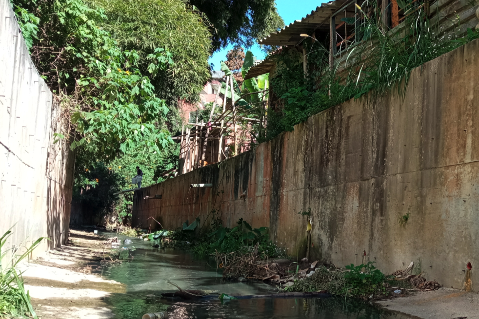 Falta de agua hace que personas recolecten de los drenajes