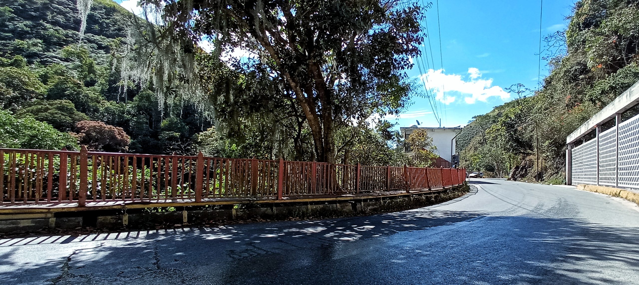 Transeúntes evitan las caminerías de la Carretera Vieja